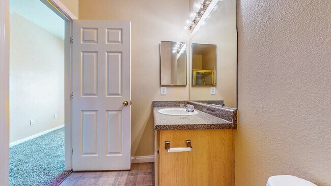 Building Photo - 2 BDR / 2.5 BATH SPACIOUS HOME