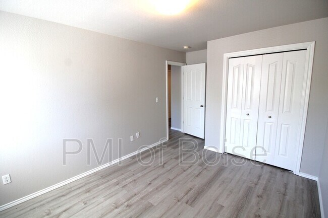 Building Photo - 1031 E Iowa Ave