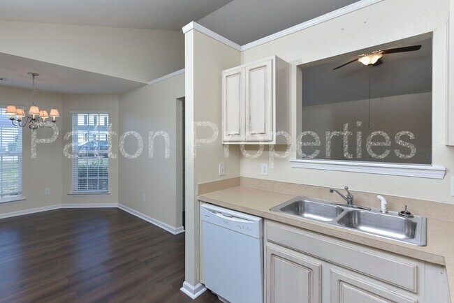 Building Photo - 295 Legend Oaks Dr