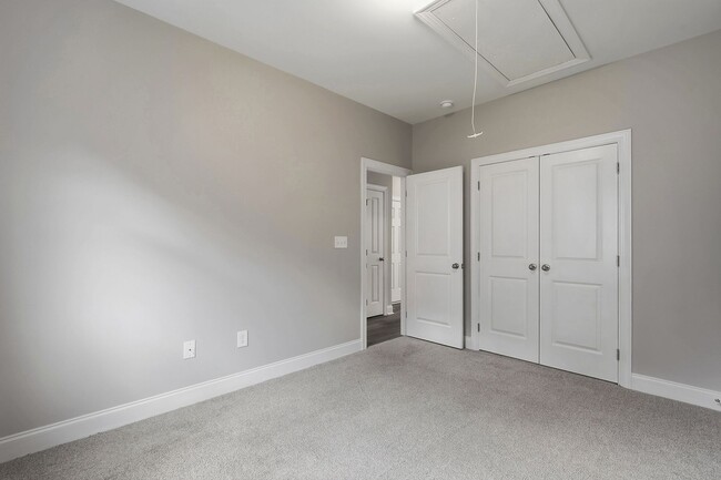 Building Photo - 573 Circle Dr