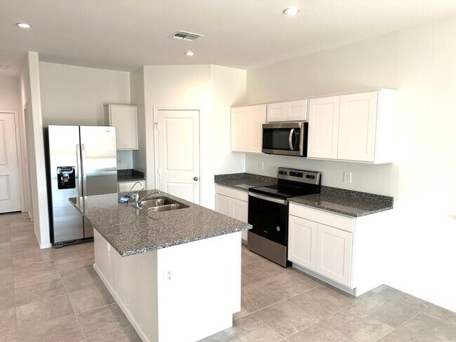 Building Photo - Gorgeous NEWER 4 bedroom 2 bath home in Carlton
