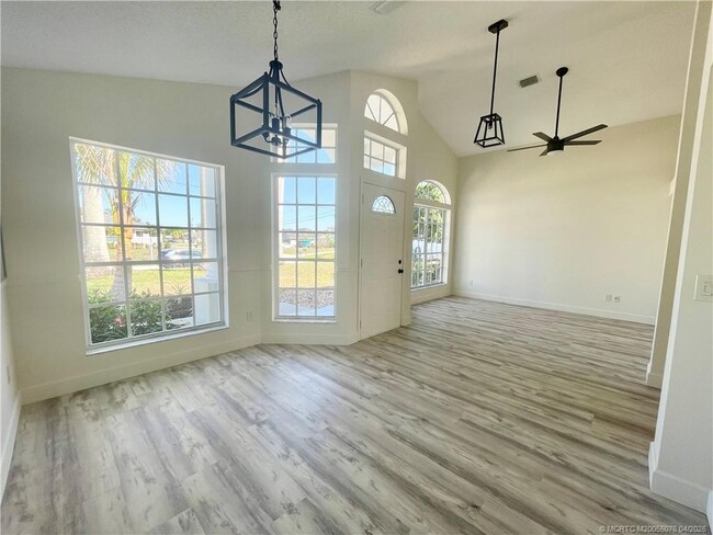 Building Photo - 4690 SW Babylon St