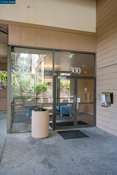 Building Photo - 300 N Civic Dr #313