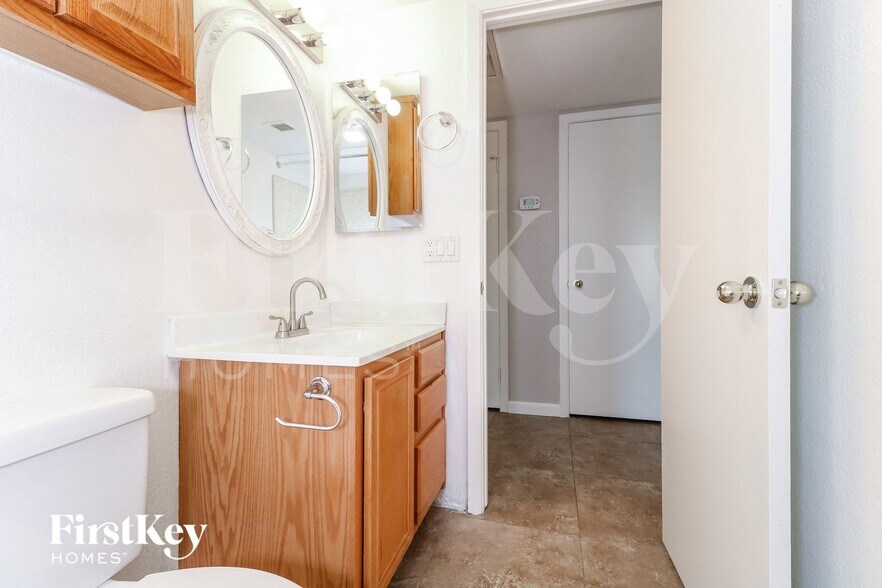 Building Photo - 5820 W Carol Ave