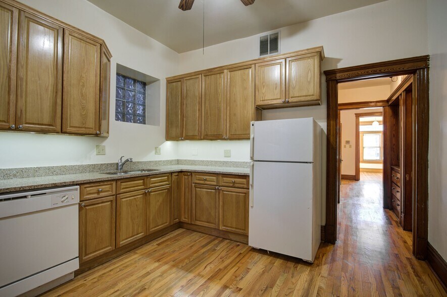Building Photo - 638 W Drummond Pl