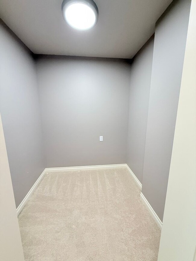 Building Photo - Spacious 5 Bedroom Home with A/C, Den, Waterfall in Prime Kenmore Cul-de-Sac