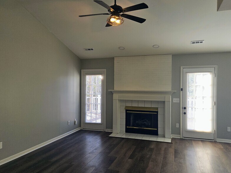 Building Photo - 210 Hepworth Way