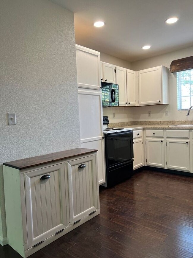 Building Photo - Beautiful 3 bedroom, 2 bath Home with 2 ca...