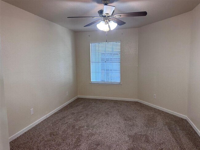 Building Photo - 9700 Leawood Blvd