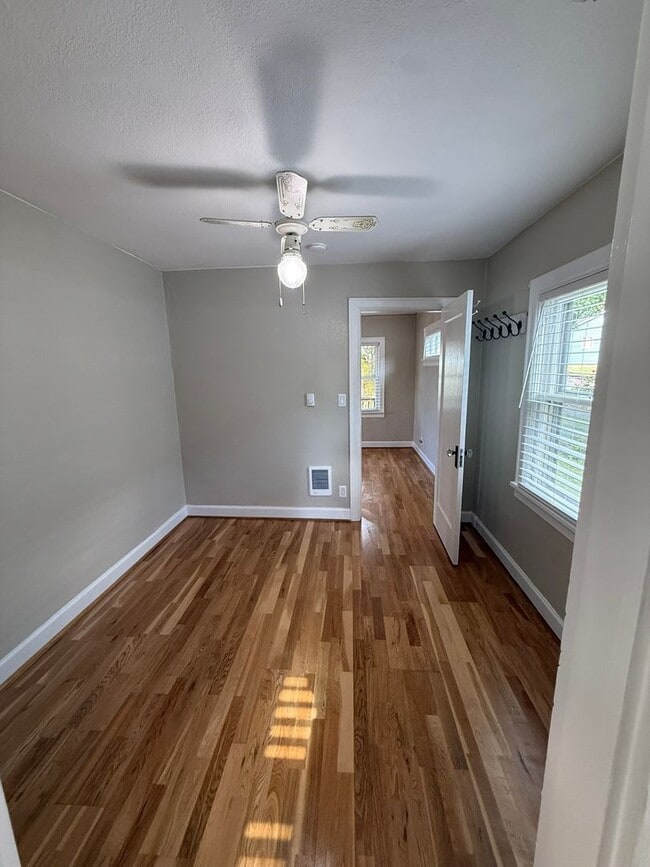Building Photo - Charming Vintage Home in the Desirable Cam...