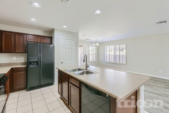 Building Photo - 886 W Desert Hills Dr