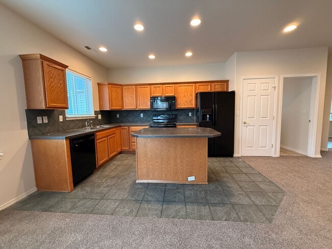 Building Photo - 3 bed, 2 bath Single Level Home