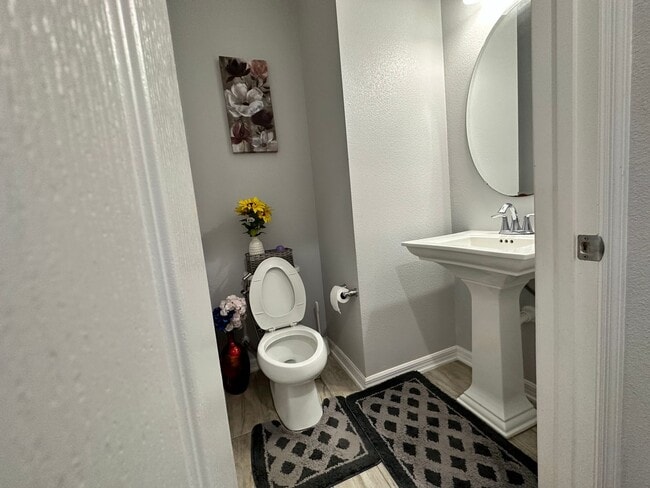 Building Photo - Lease this 3BR End-Unit Townhome in Gated Community with Water View!