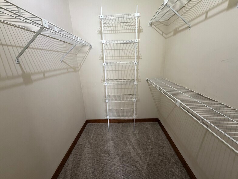 Building Photo - 3901 Buncombe Dr