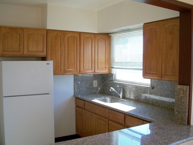 Building Photo - One-bedroom apartment in North Berkeley be...