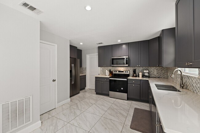 Building Photo - 2114 Briargreen Dr