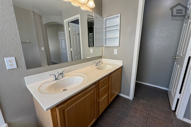 Building Photo - 3Bed/2Bath House in Avondale! Ready for Immediate Move-In! – RV GATE!