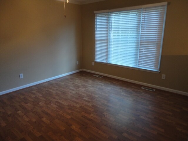 Building Photo - 180 River Crest Ct