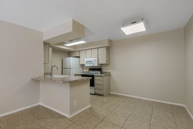 Building Photo - COMING SOON! Spacious 1 Bed 1 Bath Condo i...