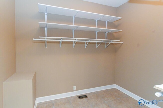 Building Photo - 305 Walden Glen Ct