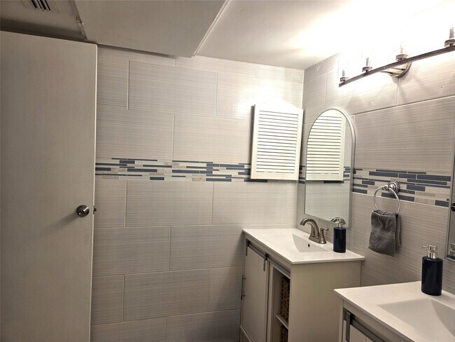 Building Photo - 10053 Westpark Dr