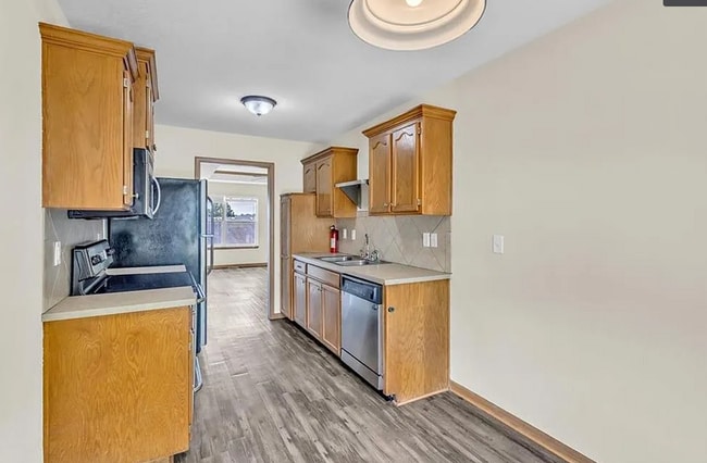 Building Photo - Town House