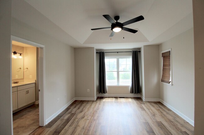 Building Photo - Large 3 level large end unit townhome with...