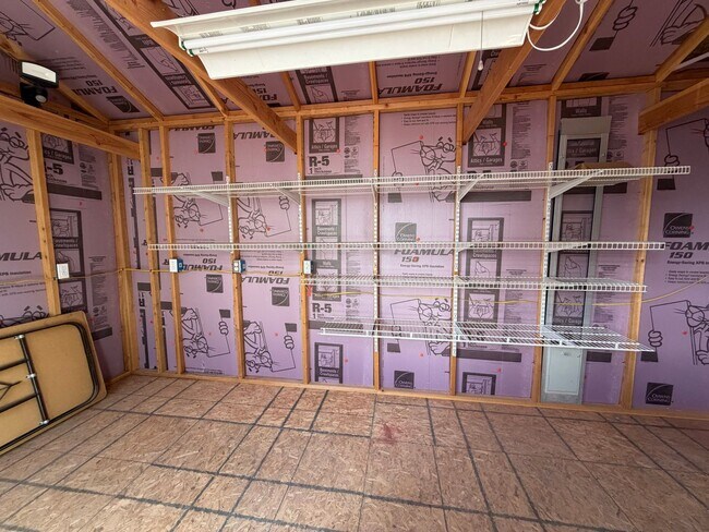 Building Photo - 923 Rolling Hills Rd