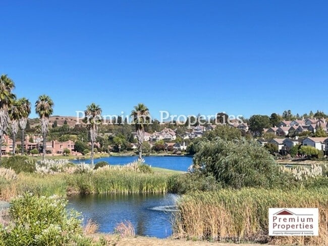 Building Photo - Beautiful 2BD/2BA Condo Unit in the Gated Community of Lakemont at Canyon Lakes- San Ramon