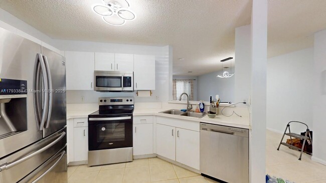 Building Photo - 4714 SW 13th Ct