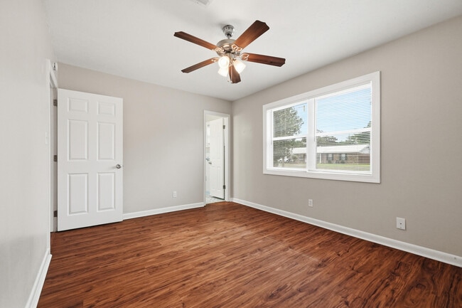 Building Photo - 358 Coral Dr SW