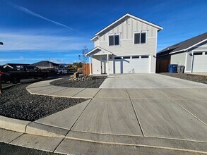 Building Photo - Peaceful Living Just Minutes from Town