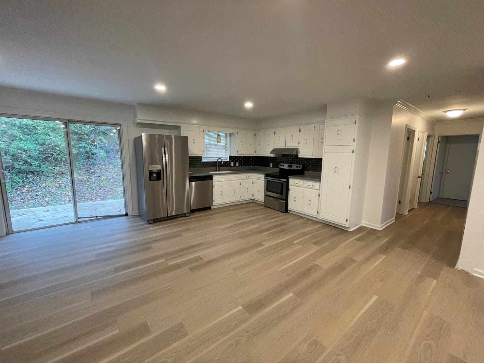 Living area (open concept) - 1936 Ashmore Ave