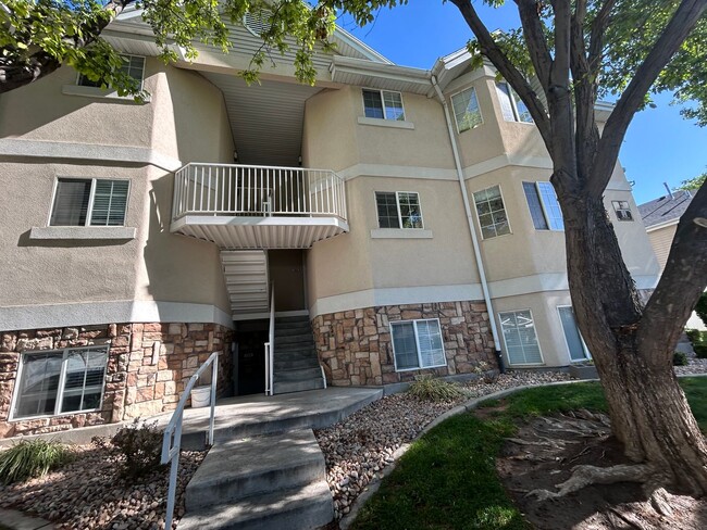 Building Photo - Top Floor Condo in great location!