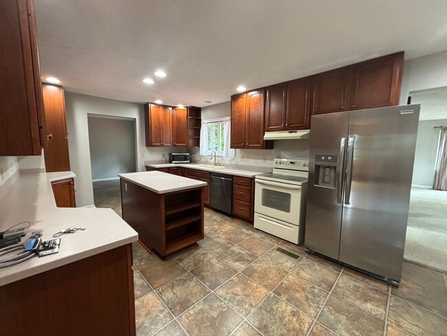 Building Photo - Spacious Home in Gaylord