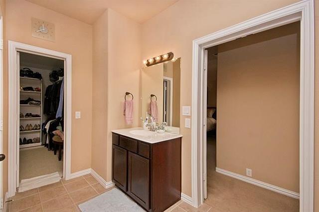 Building Photo - 859 Llano Dr