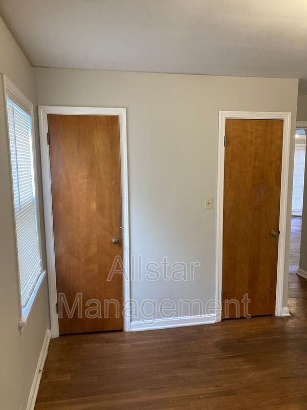 Building Photo - 320 Halle Dr