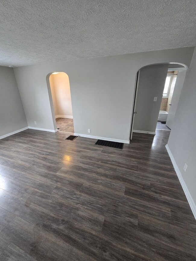Building Photo - 2 BEDROOM SINGLE FAMILY