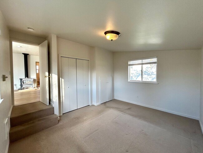 Building Photo - Relaxed Living in West Ellensburg