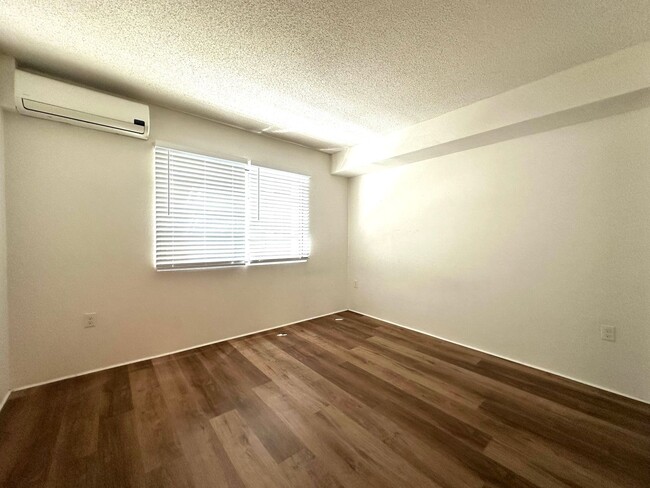 Building Photo - 2 Bedroom, 1.5 Bathroom with 2 Parking (80...