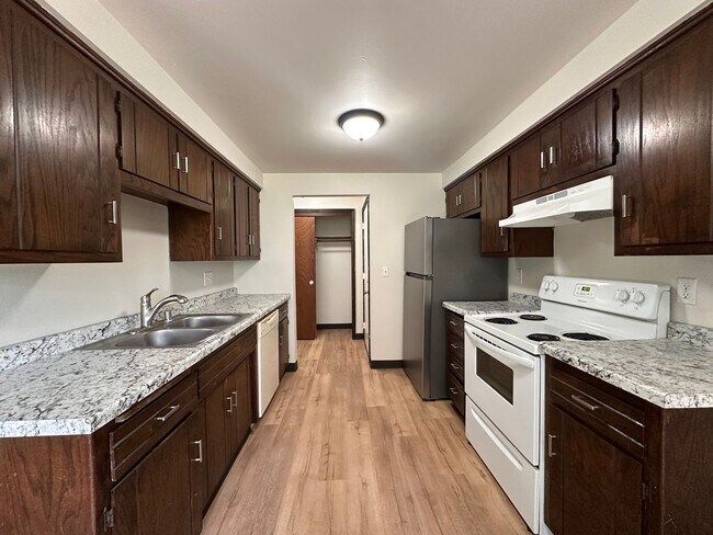Building Photo - Noble Estates ||