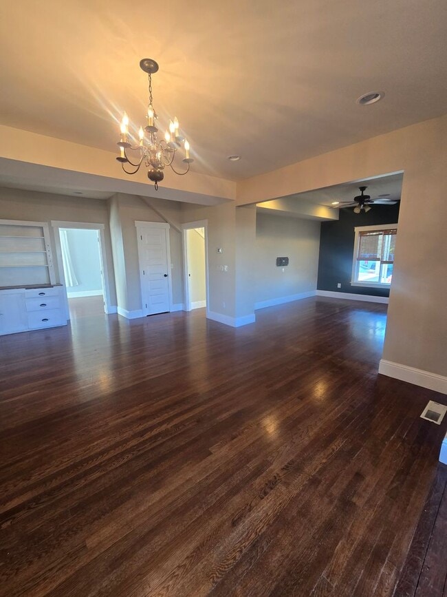 Building Photo - Spacious 5 Bedroom Home in Burlington - Available for Rent