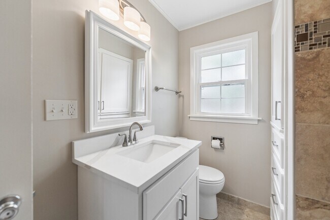 Building Photo - 3815 S Cincinnati Ave