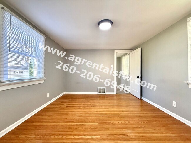 Building Photo - 2 Bedroom House