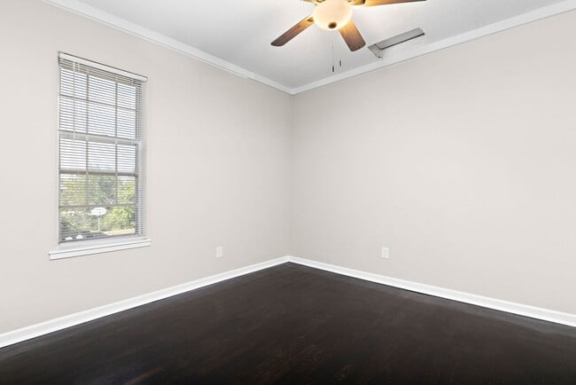 Building Photo - Adorable Two Bedroom House