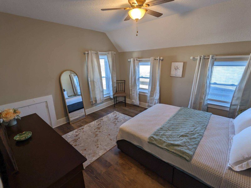 Building Photo - 902-904 W Locust St