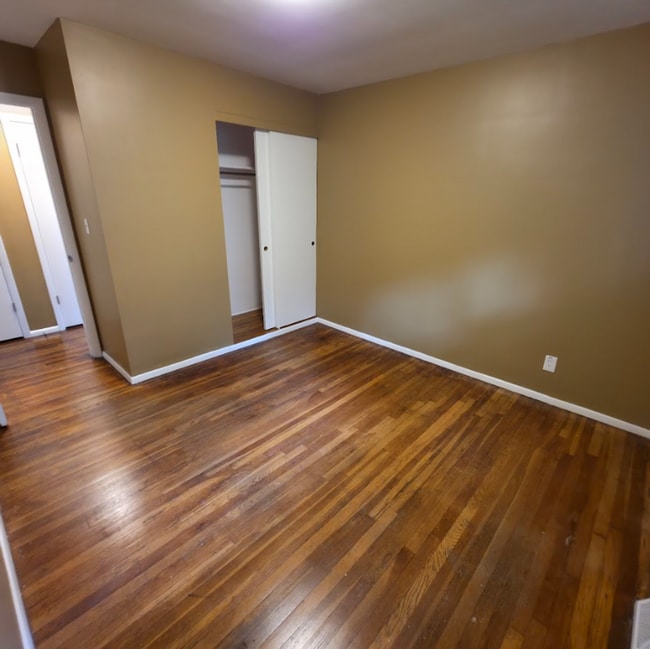 Building Photo - Single Family Home 3 beds 1 bath Available...