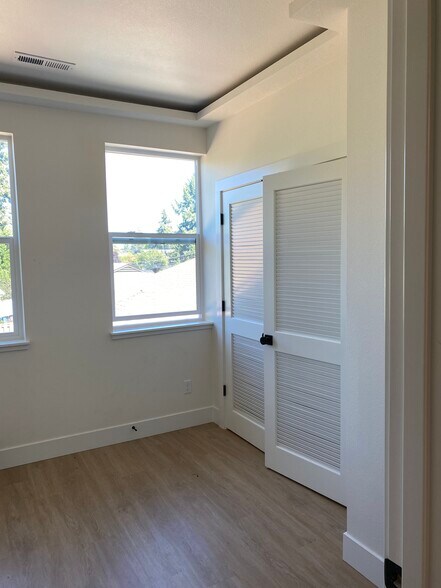 Building Photo - 7519 N Clarendon Ave