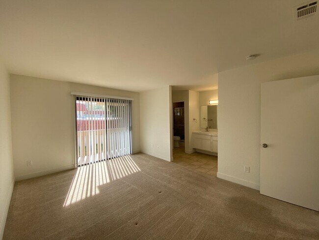 Building Photo - Stunning Townhome in Tanglewood Community