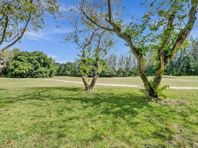 Building Photo - 3150 N Palm Aire Dr